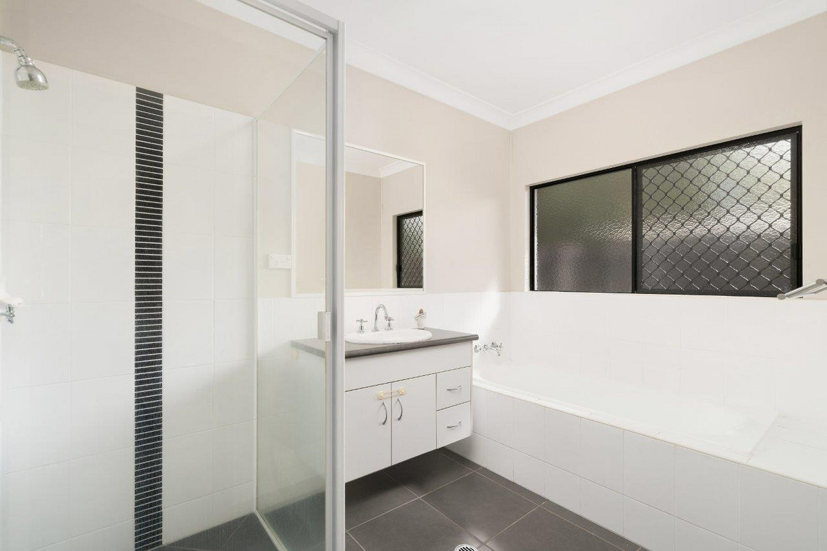 4 Petrie Close, Kewarra Beach, QLD 4879 AUS