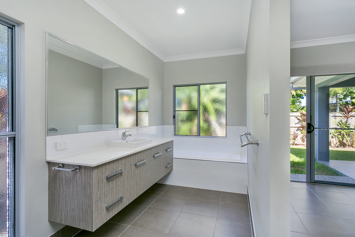 2/14 Scarborough Close, Kewarra Beach, QLD 4879 AUS