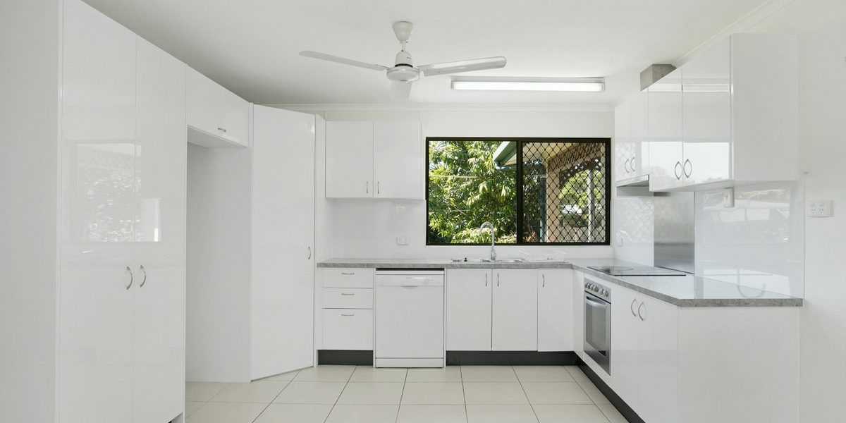 8 Greenfield Close, Mooroobool, QLD 4870 AUS