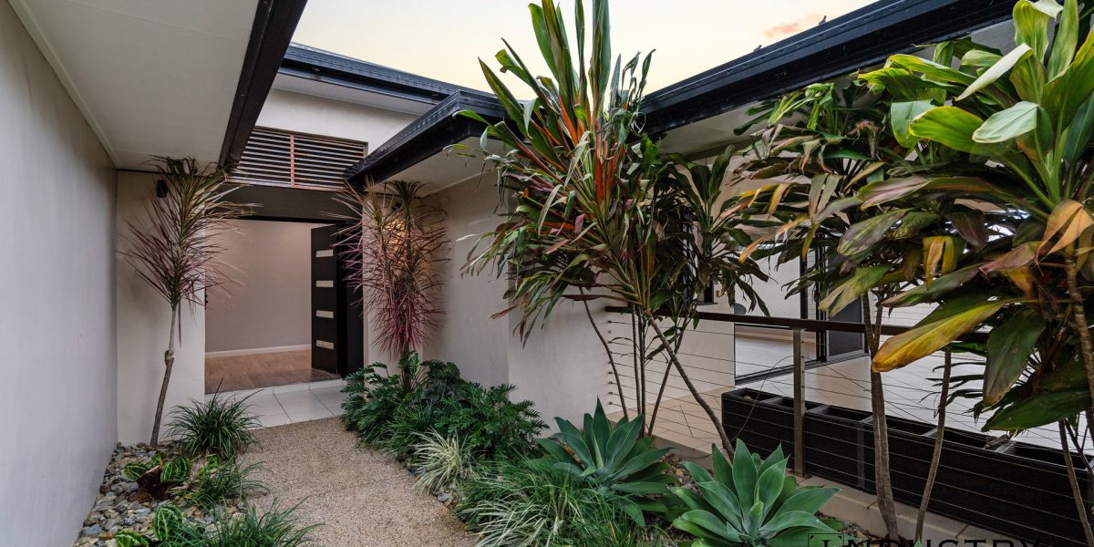 4 Trumpeter Street, Kanimbla, QLD 4870 AUS