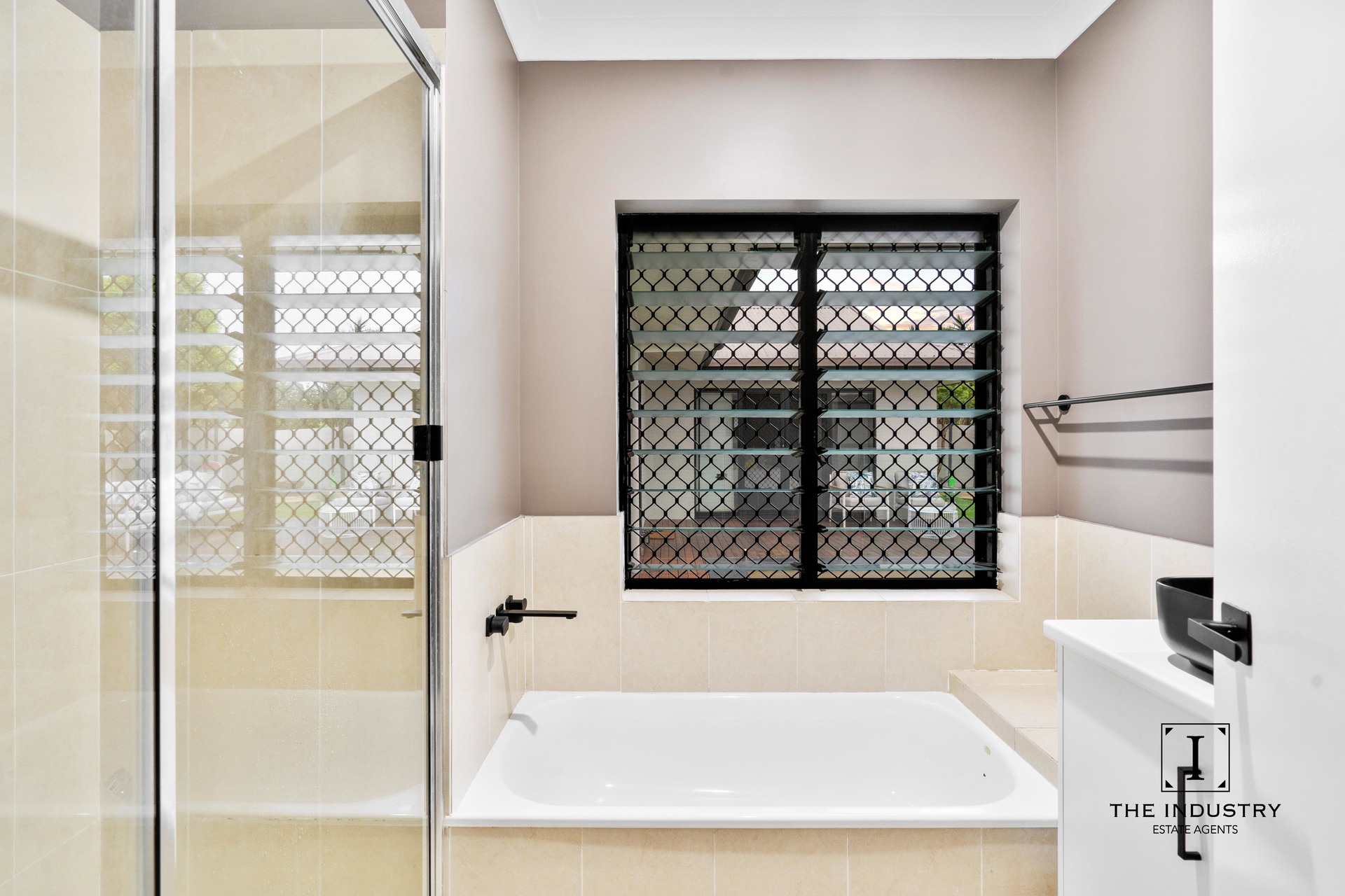 43 Tyrconnell Crescent, Redlynch, QLD 4870 AUS