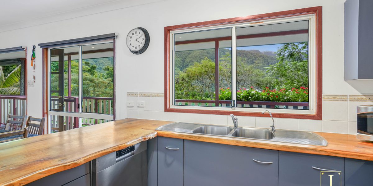 5 Orminston Close, Redlynch, QLD 4870 AUS