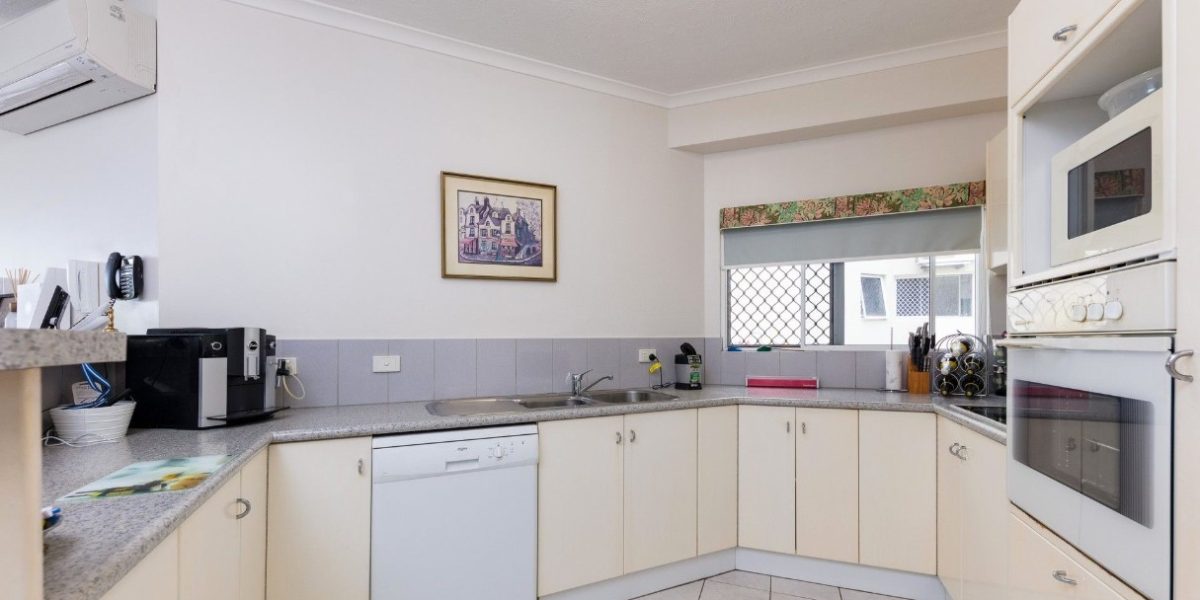 2/40 Moore Street, Trinity Beach, QLD 4879 AUS