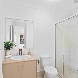 8 Heysen Close, Redlynch, QLD 4870 AUS