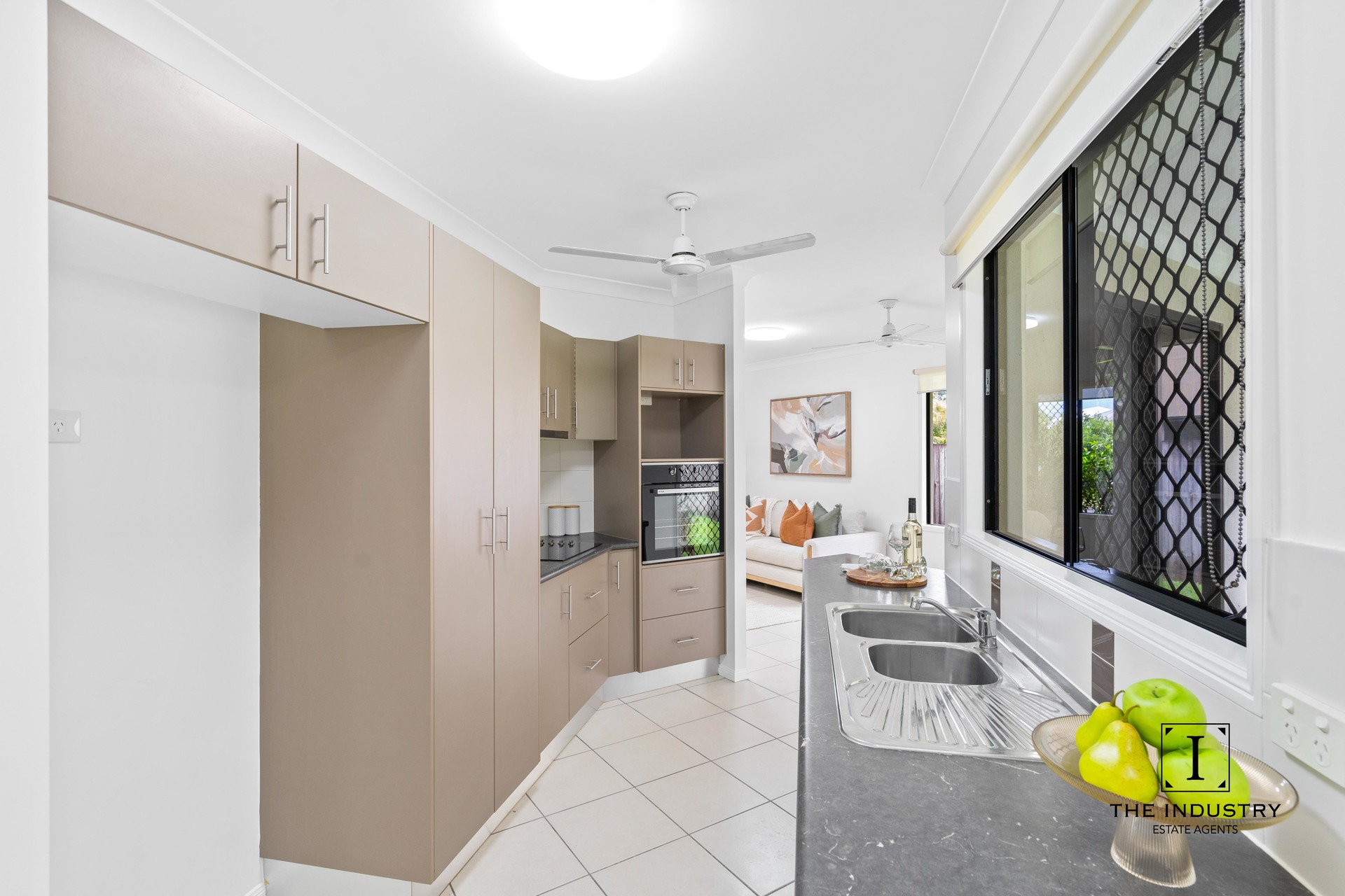 8 Heysen Close, Redlynch, QLD 4870 AUS