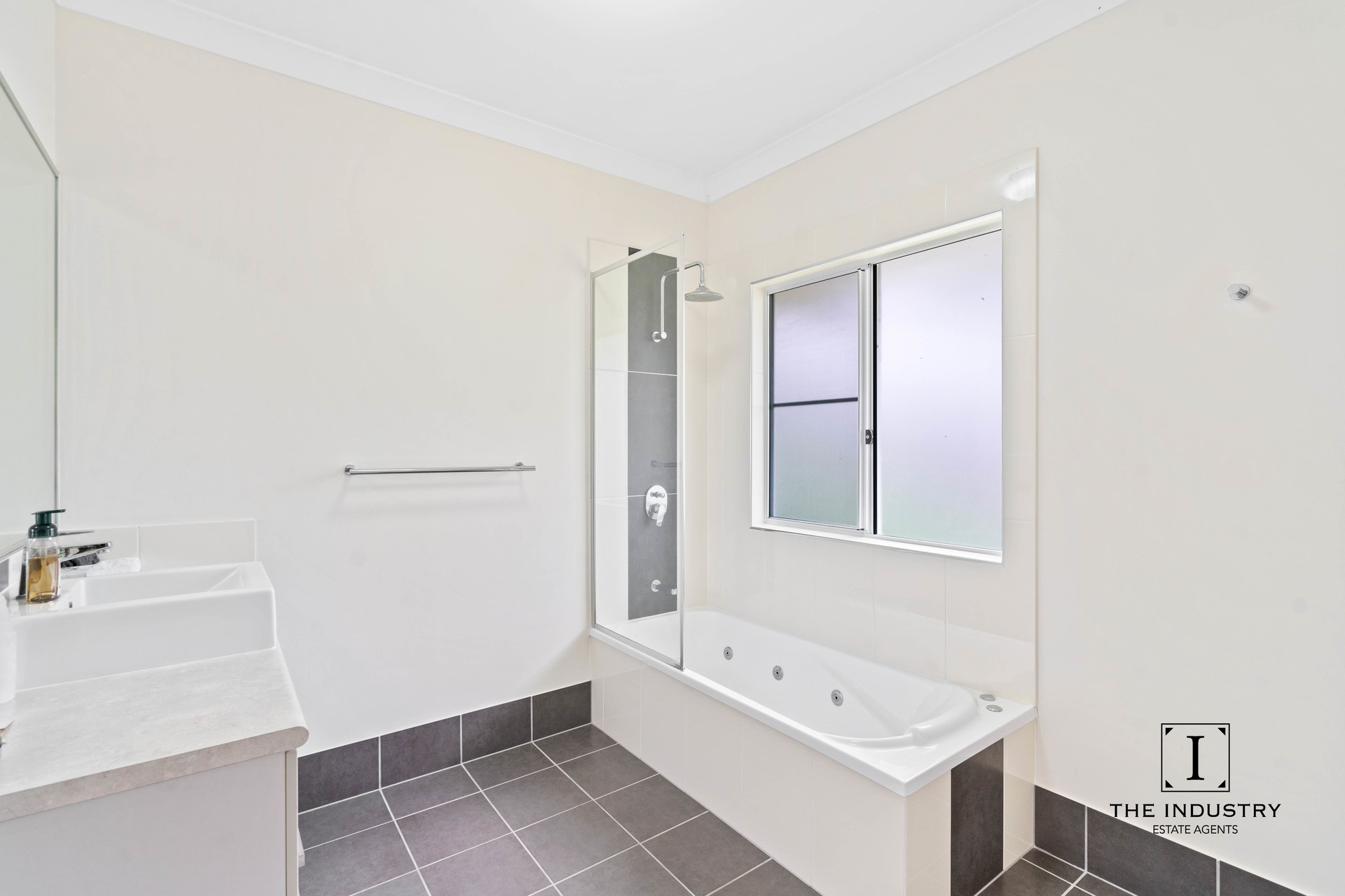 8 Seascape Close, Palm Cove, QLD 4879 AUS