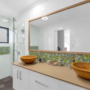 21 Maple Street, Holloways Beach, QLD 4878 AUS