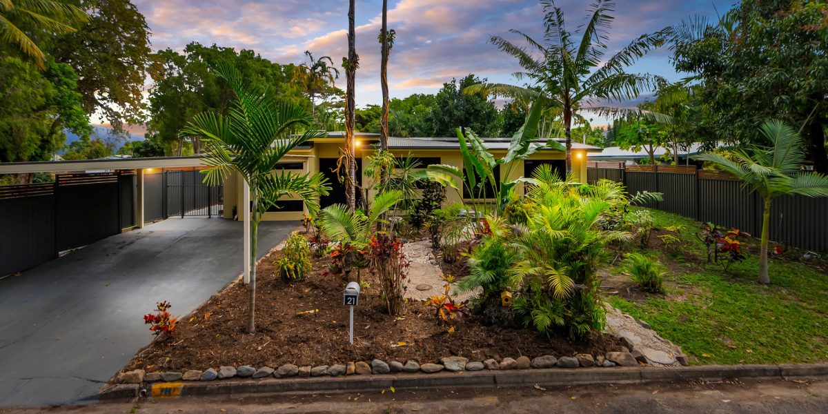 21 Maple Street, Holloways Beach, QLD 4878 AUS