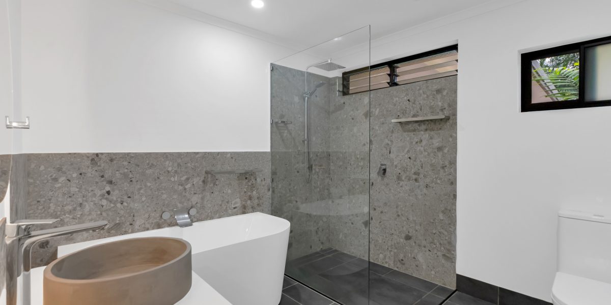 21 Maple Street, Holloways Beach, QLD 4878 AUS
