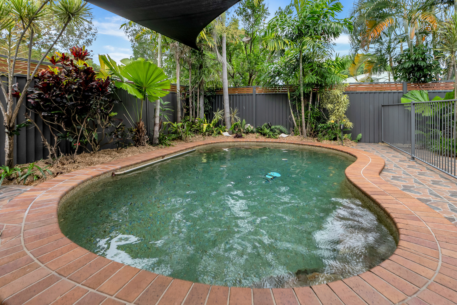 21 Maple Street, Holloways Beach, QLD 4878 AUS