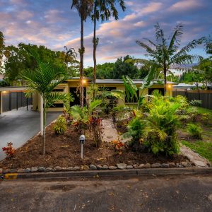 21 Maple Street, Holloways Beach, QLD 4878 AUS