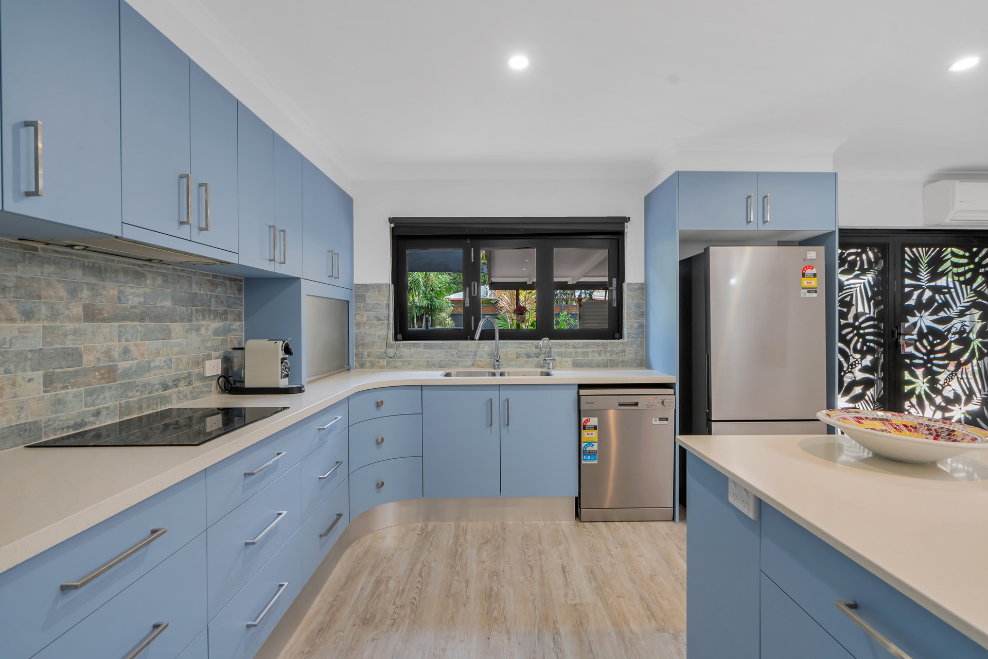 21 Maple Street, Holloways Beach, QLD 4878 AUS
