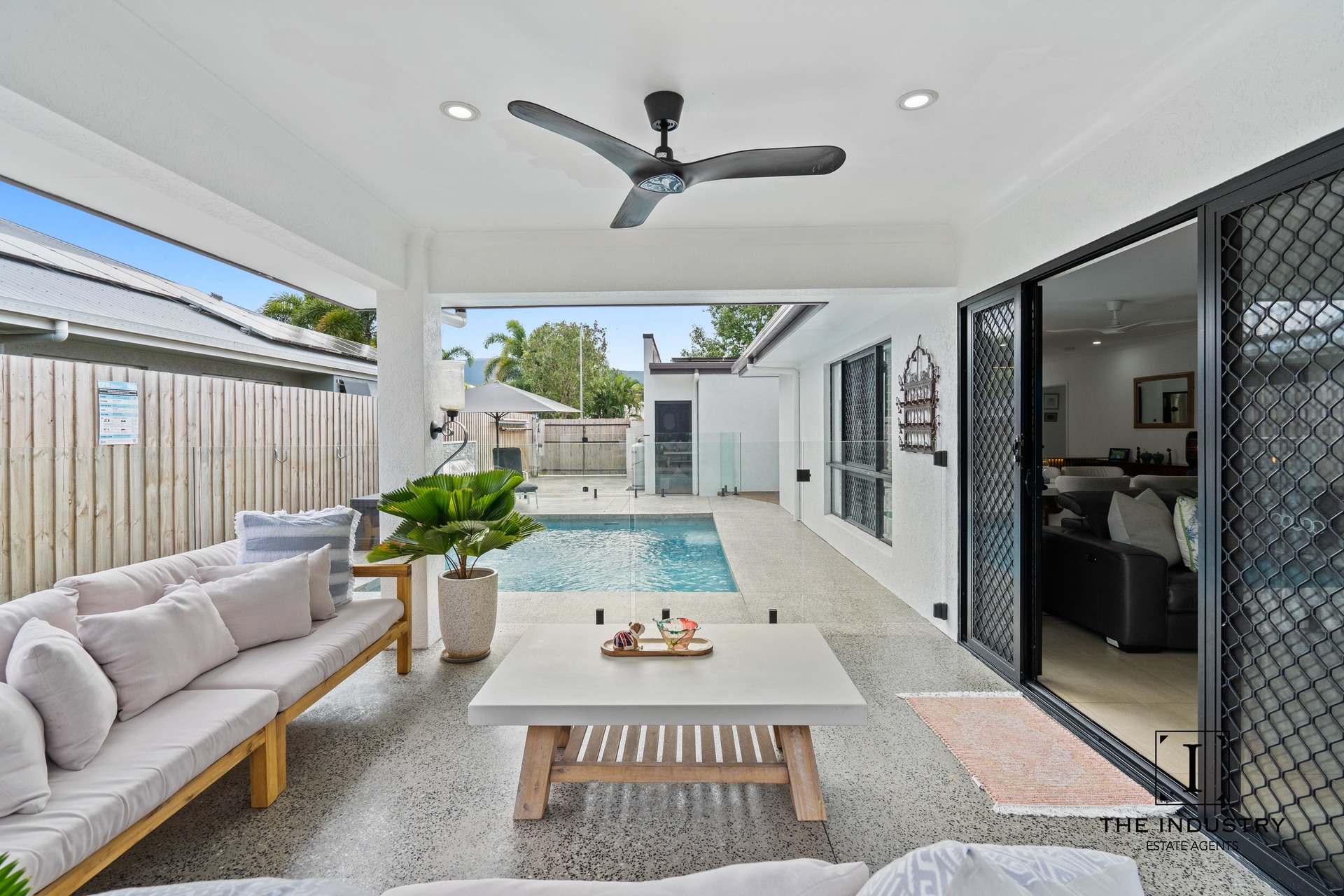 1 Como Close, Kewarra Beach, QLD 4879 AUS