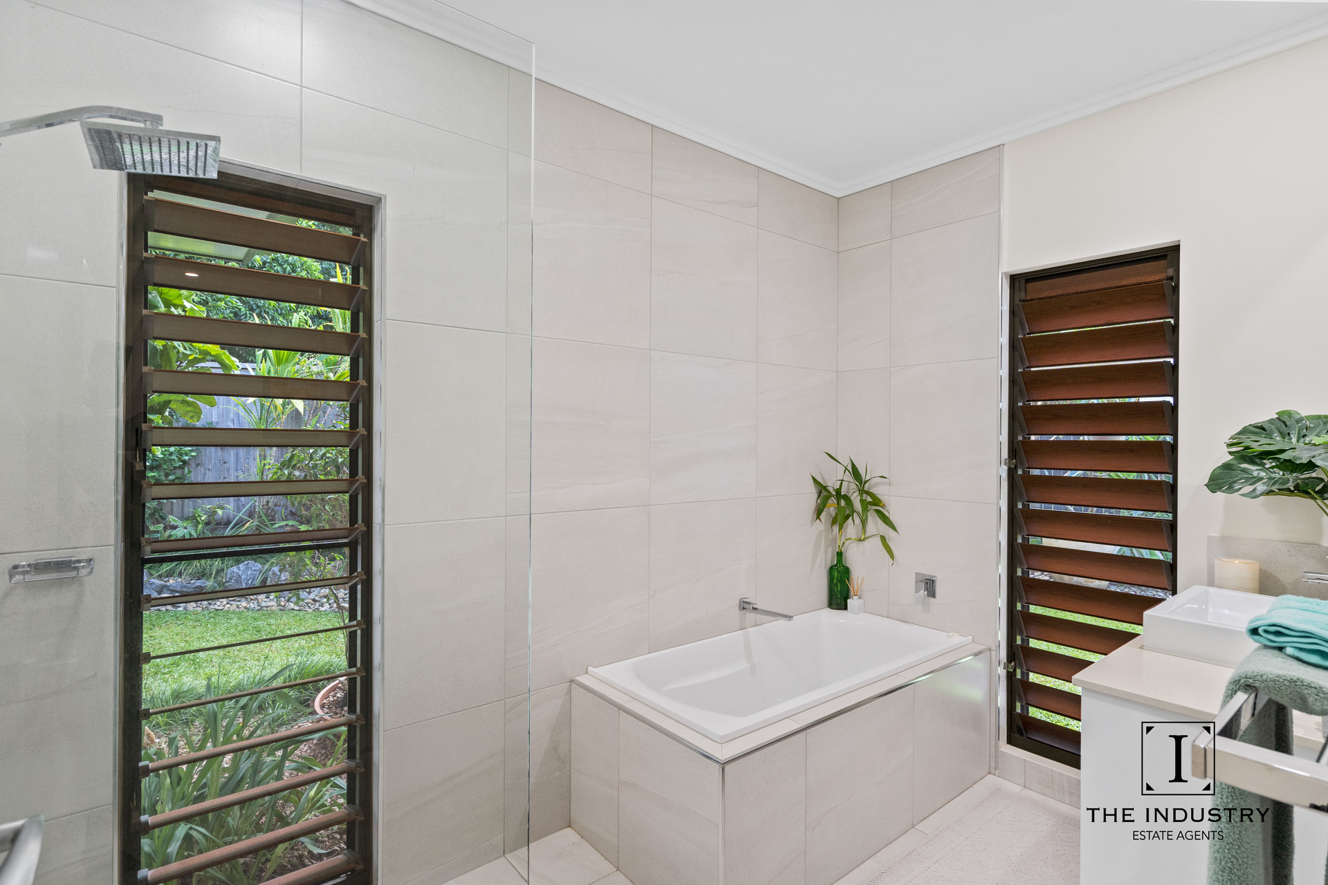 1 Flow Close, Trinity Beach, QLD 4879 AUS