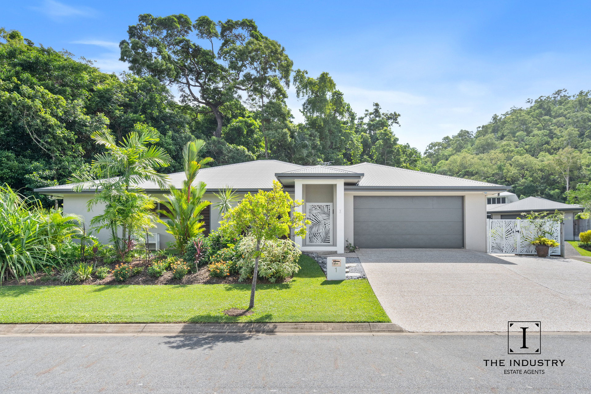 1 Flow Close, Trinity Beach, QLD 4879 AUS