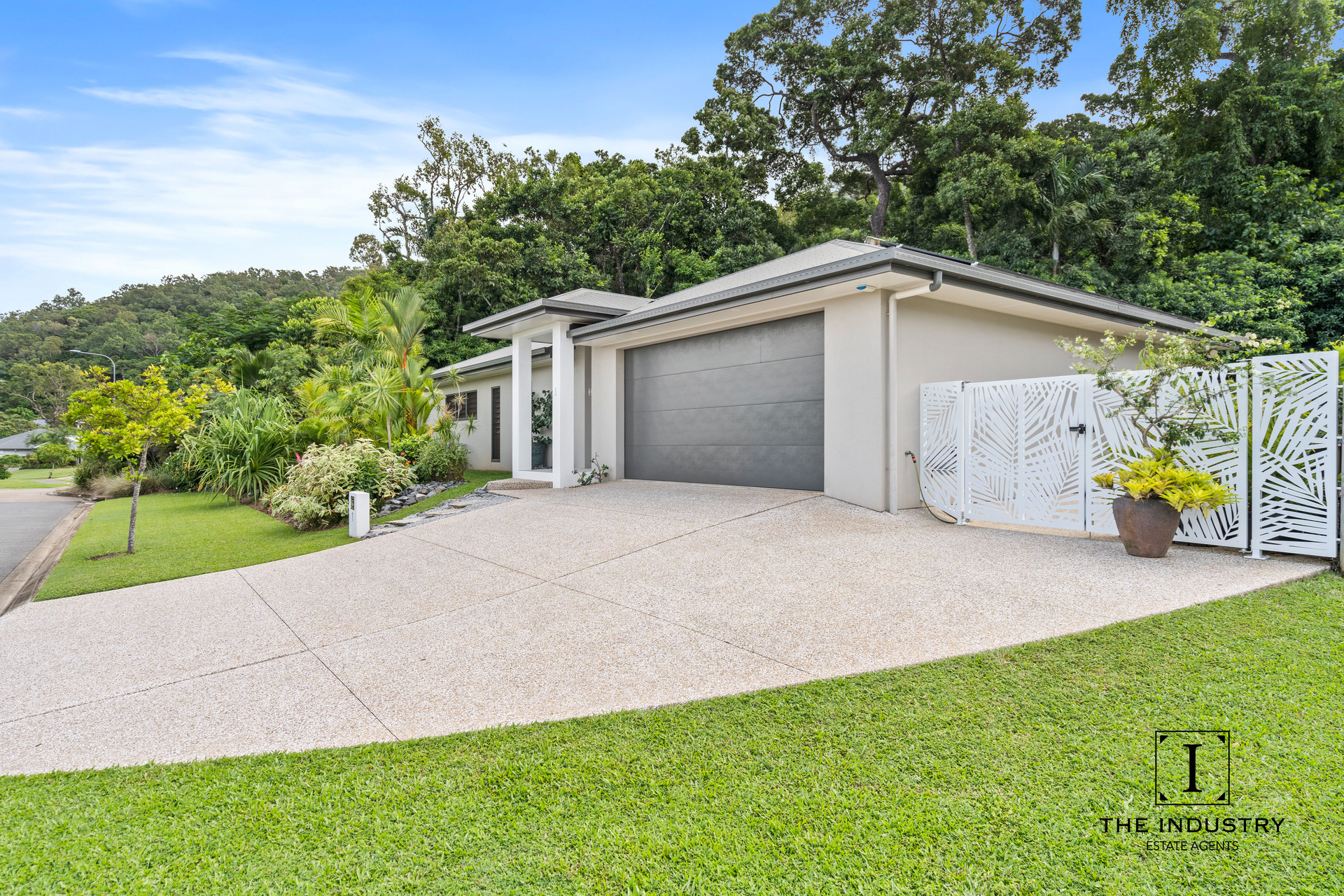 1 Flow Close, Trinity Beach, QLD 4879 AUS
