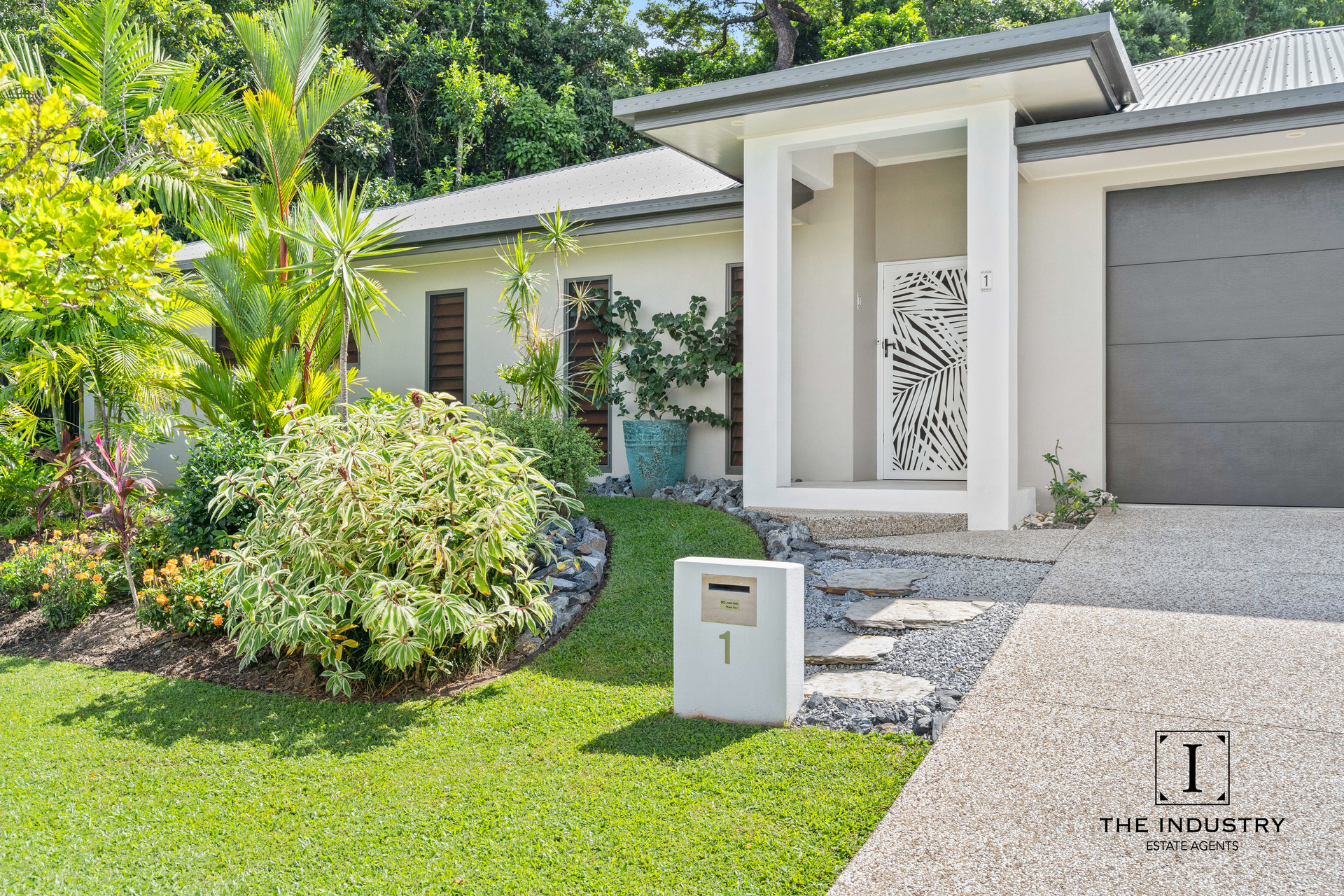 1 Flow Close, Trinity Beach, QLD 4879 AUS