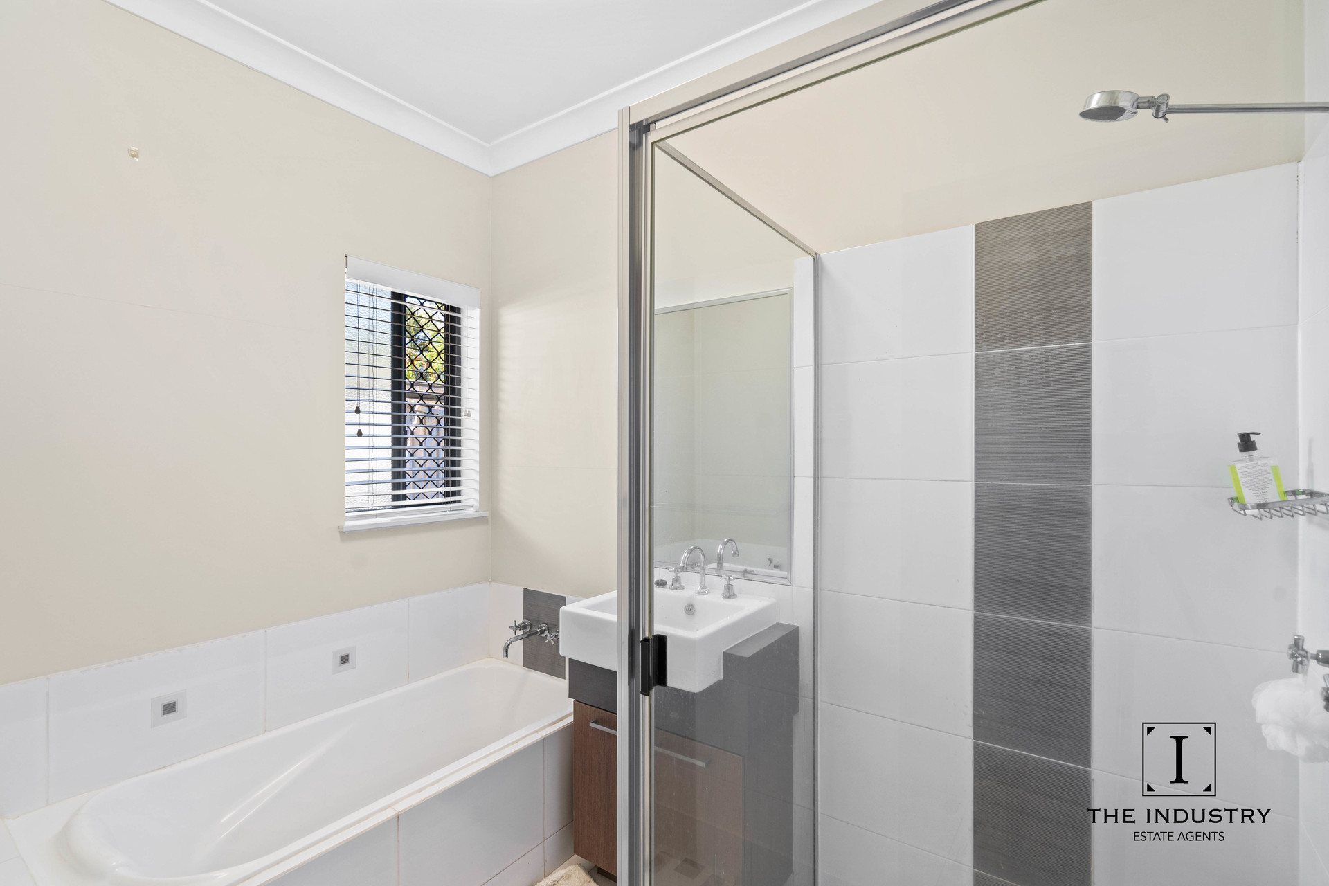 99 Walker Road, Bentley Park, QLD 4869 AUS