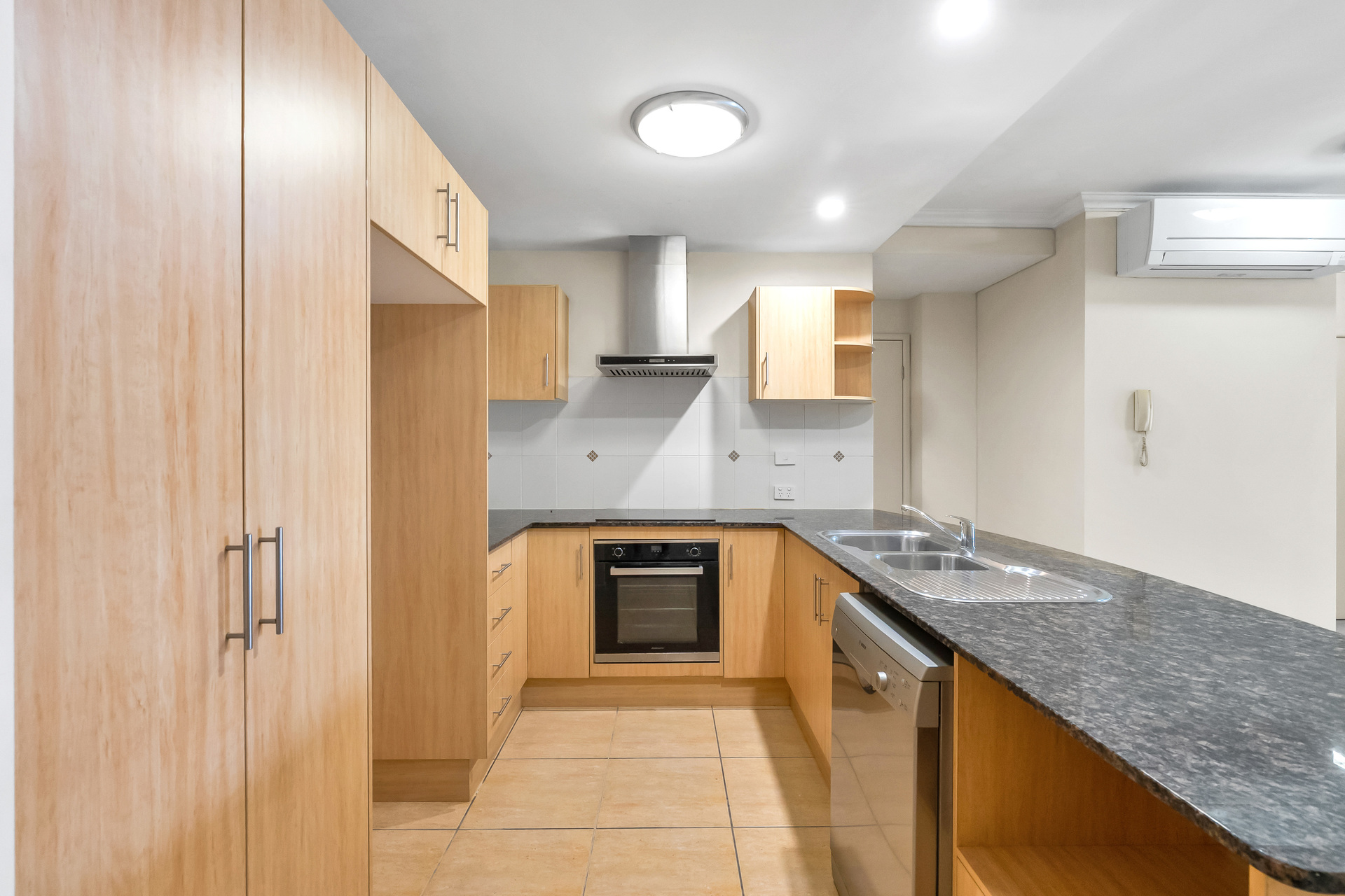 2/16-18 Smith Street, Cairns North, QLD 4870 AUS