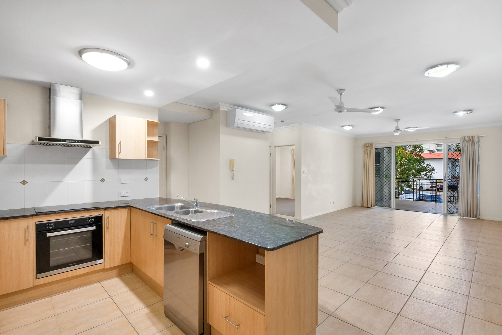 2/16-18 Smith Street, Cairns North, QLD 4870 AUS