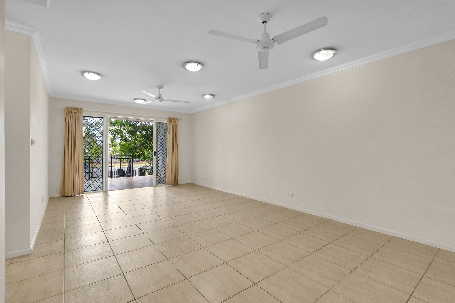 2/16-18 Smith Street, Cairns North, QLD 4870 AUS