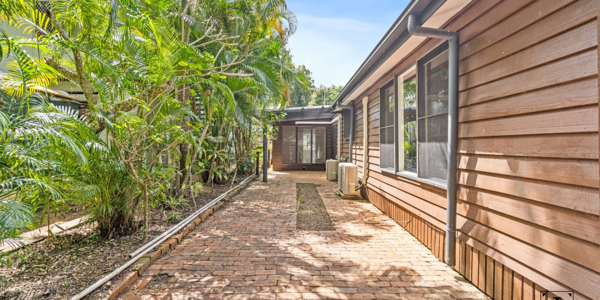 28 Acacia Street, Holloways Beach, QLD 4878 AUS
