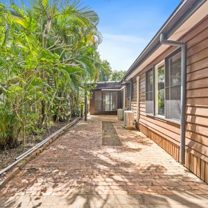 28 Acacia Street, Holloways Beach, QLD 4878 AUS