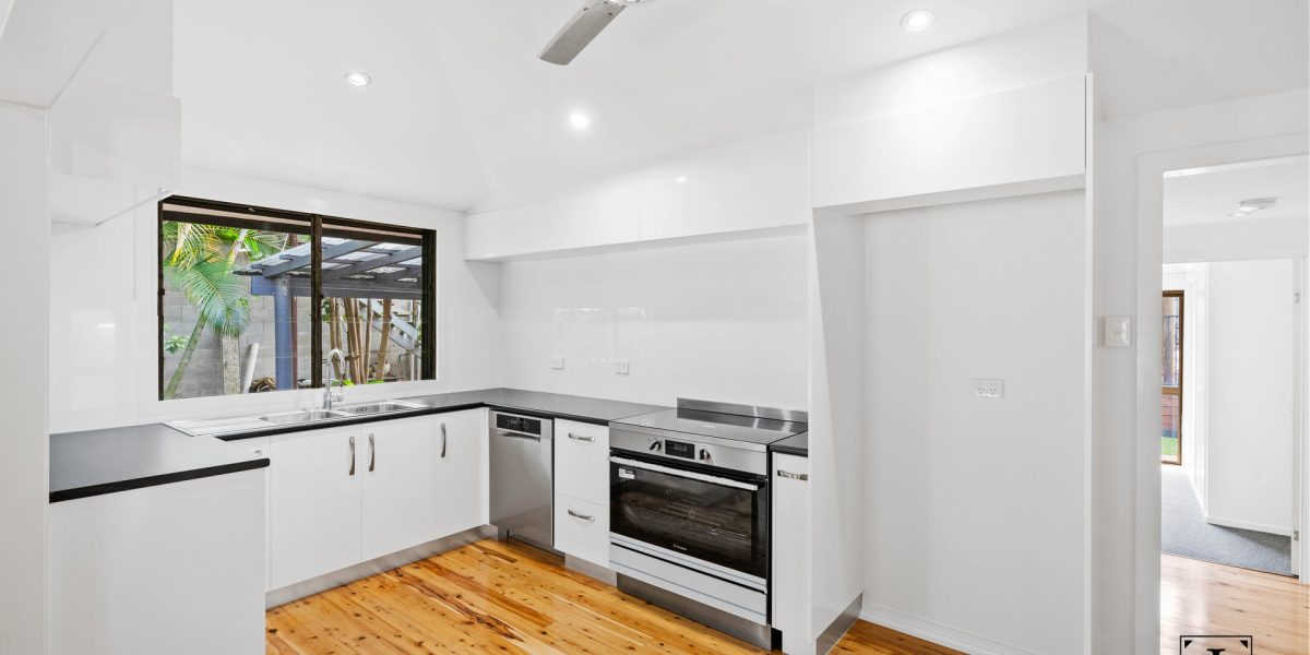 28 Acacia Street, Holloways Beach, QLD 4878 AUS