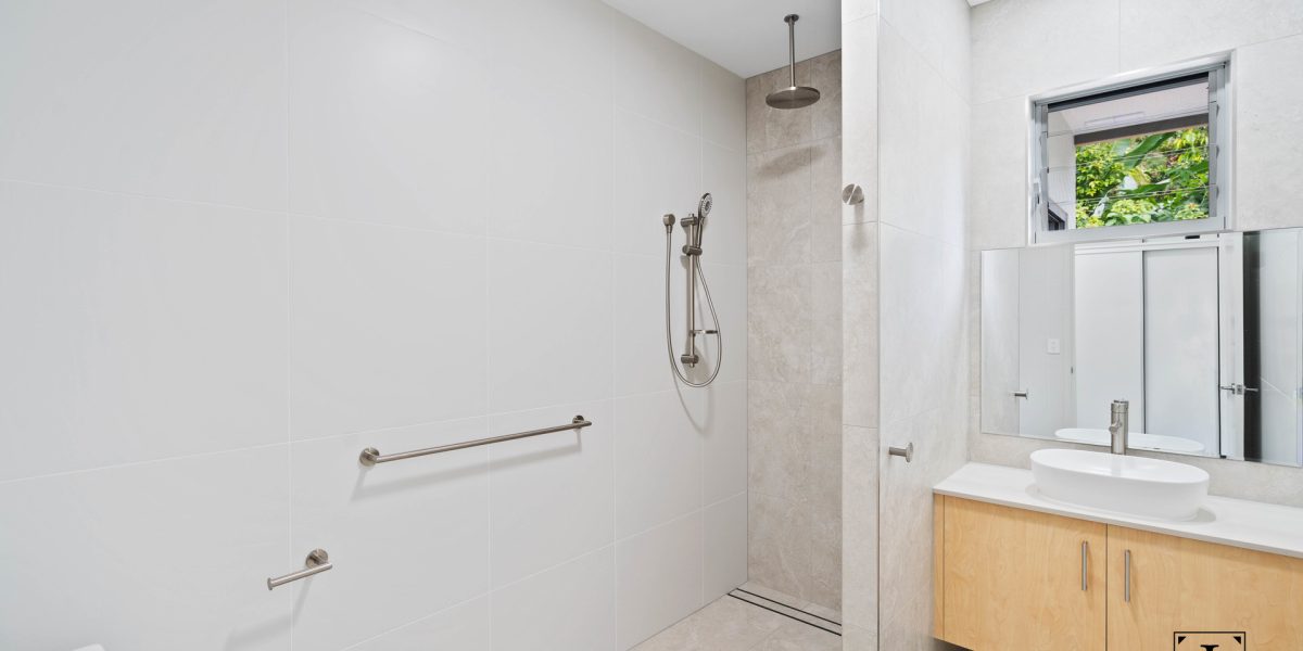21 Bradford Street, Whitfield, QLD 4870 AUS