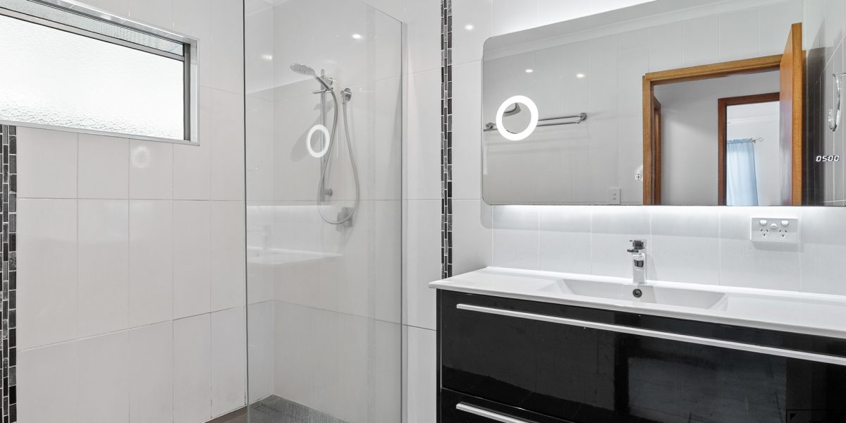 128-130 McCormack Street, Manunda, QLD 4870 AUS