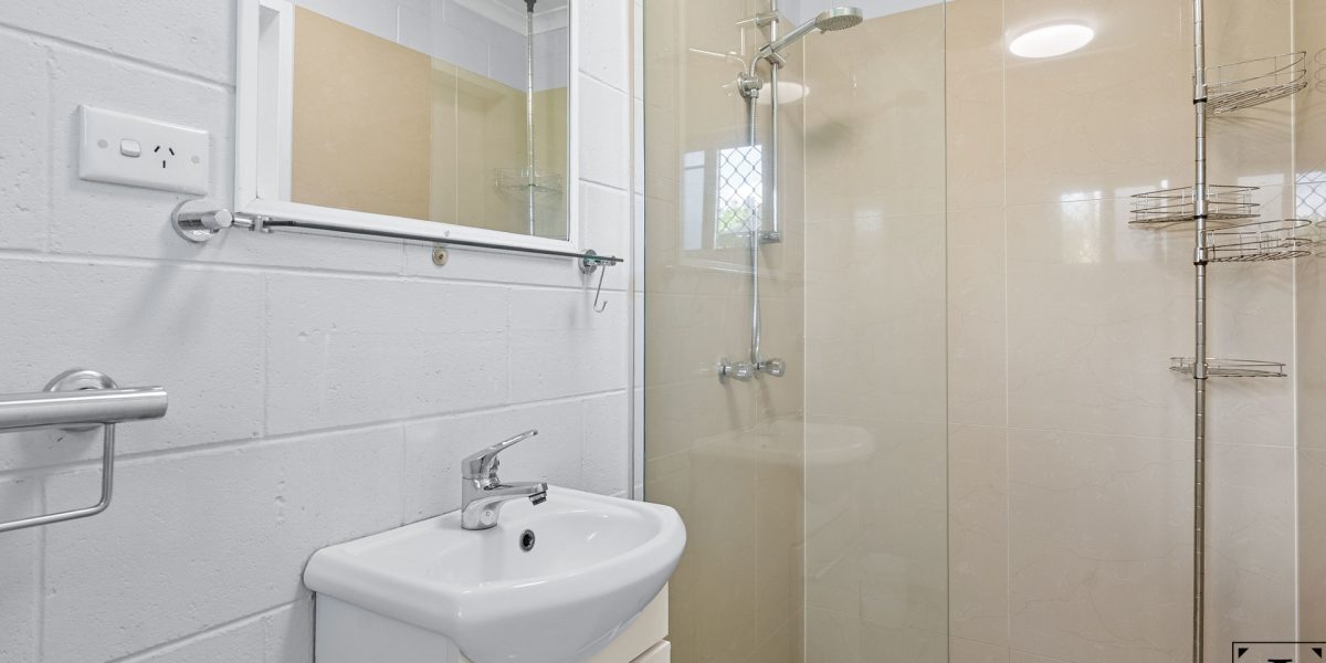 128-130 McCormack Street, Manunda, QLD 4870 AUS