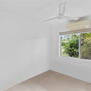 42 Oak Street, Holloways Beach, QLD 4878 AUS