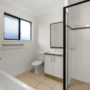 4 Cliffdale Street, Bentley Park, QLD 4869 AUS