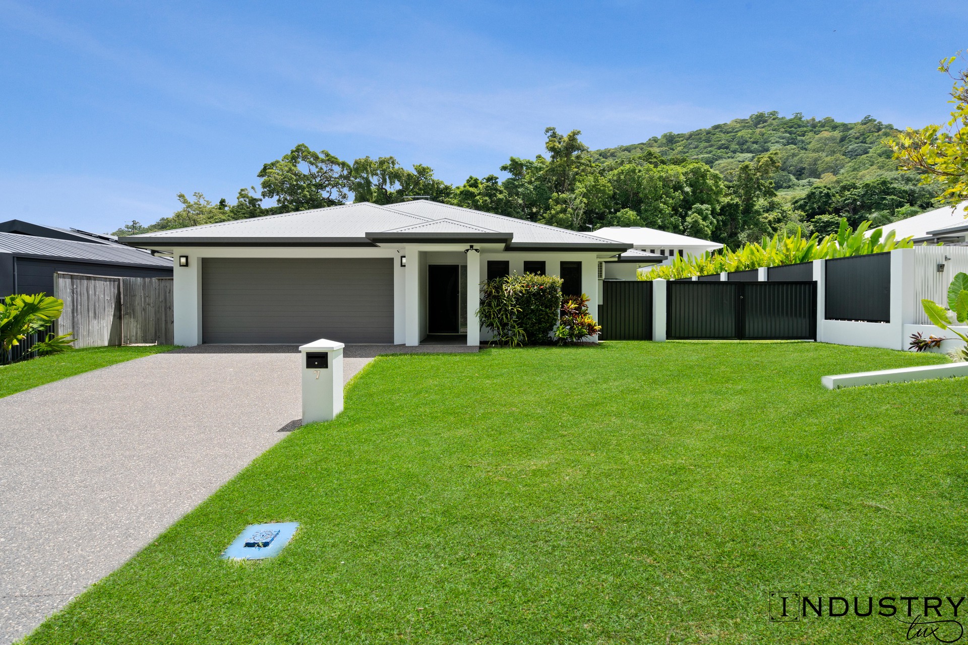 7 Flow Close, Trinity Beach - Image 1