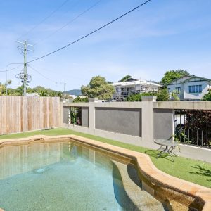 2/10 Hill Street, Manunda, QLD 4870 AUS