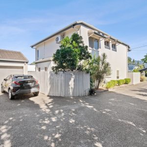 2/10 Hill Street, Manunda, QLD 4870 AUS