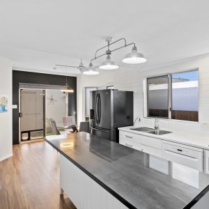 2/10 Hill Street, Manunda, QLD 4870 AUS