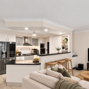 31 Elphinstone Street, Kanimbla, QLD 4870 AUS