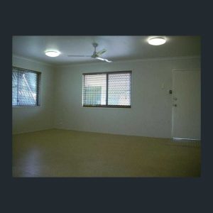 17 Long Street, Mooroobool, QLD 4870 AUS